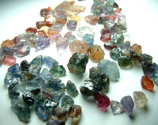 Đá sapphire sao là một loại sapphire quý có biểu tượng ngôi sao 6 cánh tương tự dấu hoa thị trên viên đá. Loại đá này có lịch sử lâu đời và nhiều câu chuyện hấp dẫn, được đánh giá là viên đá quý, độc đáo, và hiếm có. Giới săn đá quý đều rất thèm khát những viên đá sapphire sao này.