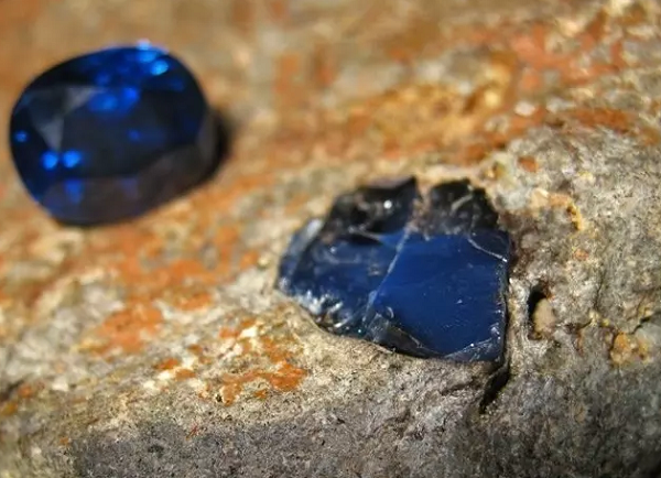 Từ xa xưa, Sapphire đã được coi như biểu tượng của sự thông thái, quyền lực, chiến thắng và sự công bằng. Người ta cho rằng, Sapphire làm cho con người trở nên bình tĩnh, chế ngự niềm đam mê.