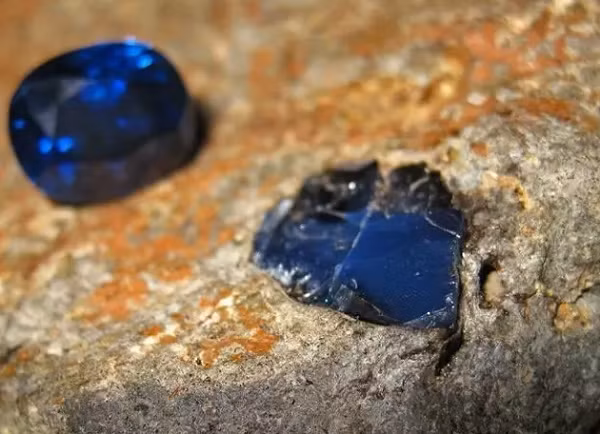 Từ xa xưa, Sapphire đã được coi như biểu tượng của sự thông thái, quyền lực, chiến thắng và sự công bằng. Người ta cho rằng, Sapphire làm cho con người trở nên bình tĩnh, chế ngự niềm đam mê.