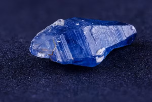Đá Sapphire là 1 khoáng vật corundum có độ bền cao cùng chung người anh em là Ruby, ngoại trừ corundum màu đỏ được gọi là Ruby, còn lại tất cả những khoáng vật được hình thành từ corundum có màu sắc khác được gọi là Sapphire. Trong đó màu xanh dương là phổ biến và được yêu thích nhất.