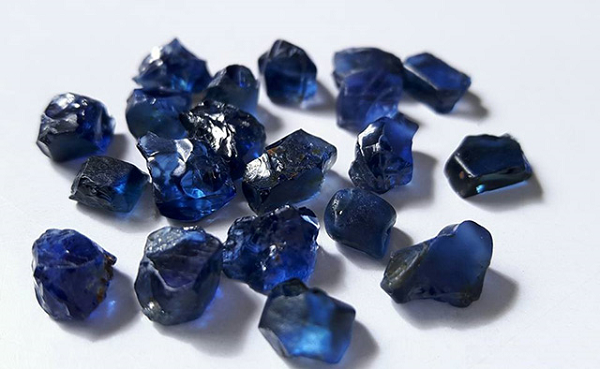 Nguồn gốc tên gọi của đá Sapphire bắt nguồn từ tiếng Hy Lạp với nghĩa “Đá màu Xanh da trời”. Dễ nhận thấy dòng đá quý có màu xanh biển nổi bật hơn cả. Điều này có được nhờ các lớp Titan, Crom, Magie,… trong thành phần cấu tạo của đá tạo nên.