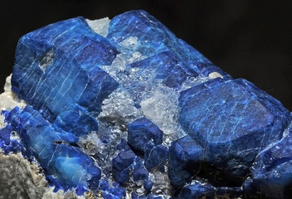 Ông Gamage đã thông báo với nhà chức trách về phát hiện của gia đình mình nhưng phải mất tới một năm để họ có thể làm sạch toàn bộ khối đá, tách những viên sapphire ra, tiến hành phân tích và chứng nhận khối đá khổng lồ.