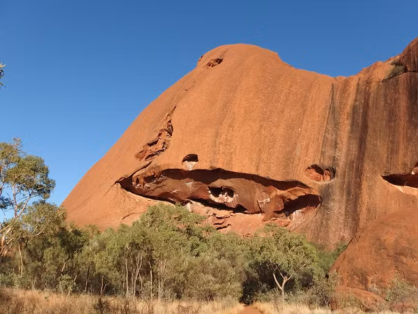 Thông thường khi mặt trời vừa ló rạng, khối đá mang màu đỏ nhạt. Tới lúc giữa trưa chuyển thành màu đỏ cam phản chiếu ánh mặt trời. Khi về chiều, núi có màu đỏ sẫm hoặc tím. Đến khi đêm xuống, núi thiêng trở thành màu vàng nâu hòa cùng cảnh vật xung quanh. Mời các bạn xem video: Khung cảnh thiên nhiên tuyệt đẹp tại các quốc gia ít dân nhất thế giới. Nguồn: VTC.