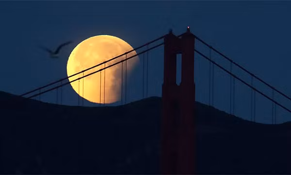 Trước và sau đó là "nguyệt thực nửa tối", tức mặt trăng không đổi màu mà sẽ có một chiếc bóng mờ lướt qua ở phần trên của mặt trăng.