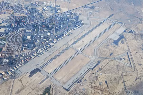 Nếu một phi công máy bay dân dụng nhìn thấy U-2 ở phía trên, họ sẽ không biết nó là gì và báo cáo về trạm không lưu. Đó là nguồn cơn của những lời đồn đại về UFO.