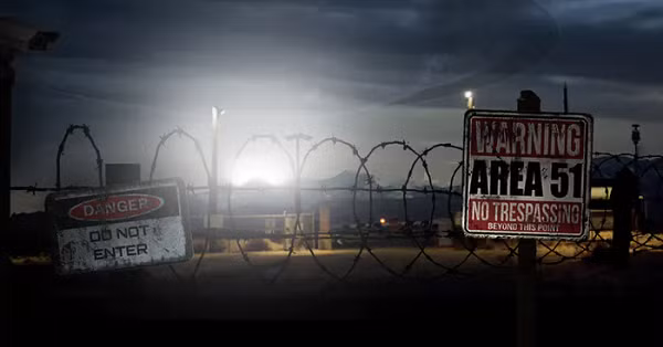 Nhiều người theo thuyết âm mưu nghĩ rằng con người chưa bao giờ thực sự đi bộ trên mặt trăng và những hình ảnh về bước chân đầu tiên trên mặt trăng được quay tại Vùng 51. Tranh cãi này góp phần tạo nên hào quang bí ẩn xung quanh Vùng 51.