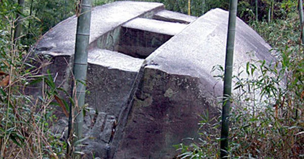 Tảng đá lớn nhất và khác thường nhất trong số những tảng đá kỳ dị là Masuda no iwafune (hay còn được gọi là "tàu đá của Masuda").