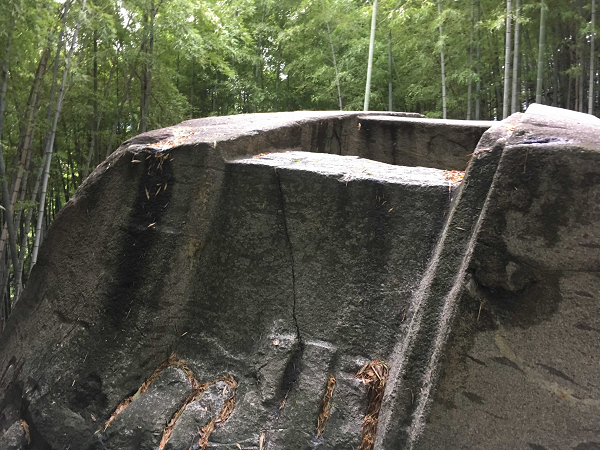 Một giả thuyết phổ biến khác cho rằng nó được sử dụng như một điểm quan sát thiên văn. Bằng chứng là sườn núi ngang qua đỉnh đá chạy song song với sườn núi ở Asuka và thẳng hàng với hoàng hôn vào một ngày nhất định trong năm.