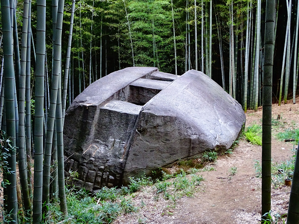 Tại ngôi làng Asuka nằm ở quận Takaichi của tỉnh Nara, Nhật Bản có những tảng đá granit được chạm khắc với hình dạng kỳ dị ở nhiều nơi khác nhau trong khu vực.