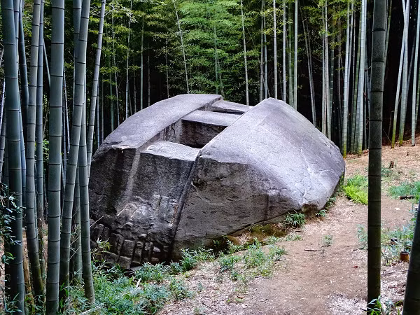 Tại ngôi làng Asuka nằm ở quận Takaichi của tỉnh Nara, Nhật Bản có những tảng đá granit được chạm khắc với hình dạng kỳ dị ở nhiều nơi khác nhau trong khu vực.