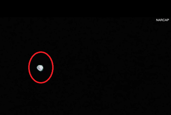 Theo mô tả, vật thể bay không xác định có màu trắng hơi vàng, nhưng điều bí ẩn là vật thể đó không xuất hiện trên ra-đa của máy bay. Họ đã lập tức quay clip lại.
