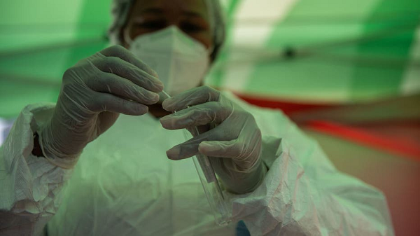 Virus SARS-CoV-2 gây ra COVID-19 liên tục đột biến, nhưng giới khoa học cho rằng có nhiều lý do để lo ngại về Omicron hơn. Biến thể Omicron có thể lây nhiễm mạnh hơn Delta tới 500% - một chỉ số khủng khiếp nhất từ trước đến nay. Omicron chiếm ưu thế rất nhanh ở Nam Phi và những nơi nó xuất hiện. Chỉ trong vòng vài ngày hoặc vài tuần, thay vì tháng.