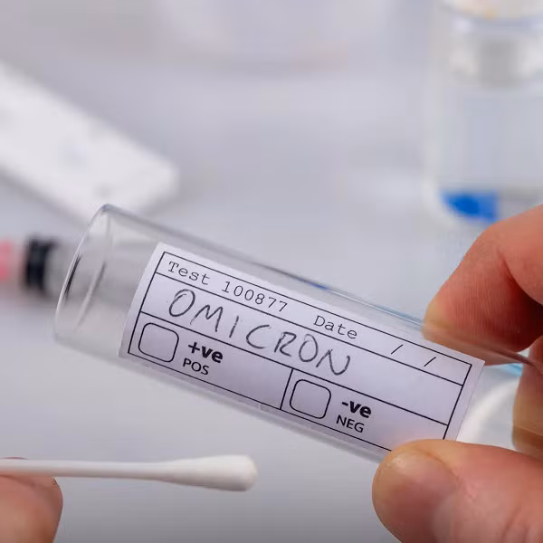 Biến thể mới này được đặt tên là Omicron, lần đầu được phát hiện qua thu thập mẫu xét nghiệm tại Nam Phi vào ngày 9/11, và lần đầu tiên được báo cáo lên WHO vào ngày 24/11.