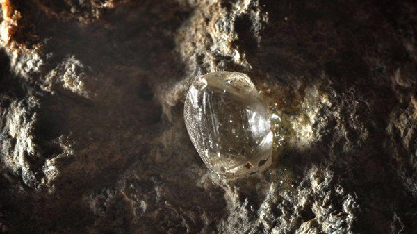 Nhưng các nhà khoa học chưa bao giờ tìm thấy bất kỳ bằng chứng trực tiếp nào về sự tồn tại của nó vì nó phân hủy thành các khoáng chất khác khi di chuyển về phía bề mặt và áp suất giảm.