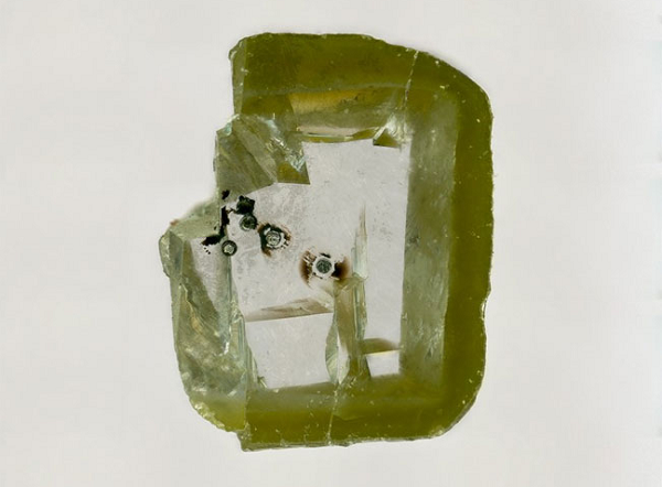 Viên kim cương được tìm thấy từ sâu dưới bề mặt Trái đất đã giúp các nhà khoa học tìm ra loại khoáng chất đặc biệt từng được đề cập đến trong các lý thuyết suốt nửa thế kỷ nay.