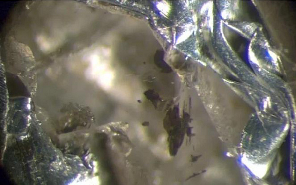 Cụ thể, viên "kim cương sâu" đặc biệt đã vô tình bọc được một ít davemaoite, tức canxi silicat CaSiO3 với dạng cấu trúc tinh thể gọi là perovskite.