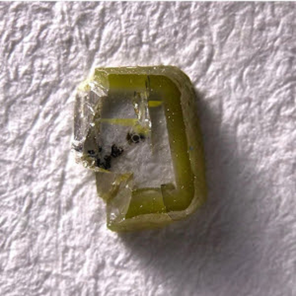 Và độ sâu này cũng chính là mỏ của davemaoite huyền thoại. Khác với các dạng canxi silicat được tìm thấy trong tự nhiên, như thủy tinh, davemaotie chỉ có thể được hình thành dưới những điều kiện đặc biệt sâu bên trong hành tinh.