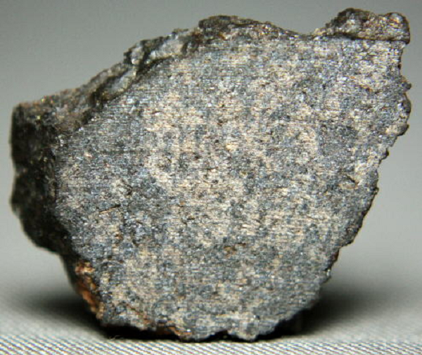 “Khi một thiên thạch rơi xuống Trái đất, sức nóng và áp suất của vụ va chạm cũng có thể biến đổi các thành phần các-bon của chúng (thường là than chì) thành kim cương cực kỳ cứng", Giáo sư Abderrahmane Ibhi cho biết.