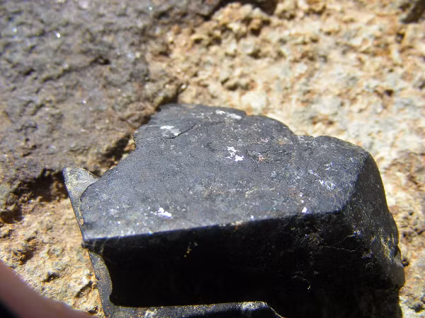 Nghiên cứu của các nhà khoa học chỉ ra cụ thể rằng áp suất trên 30GPa và nhiệt độ khoảng 2000°C là đủ để tạo sóng xung kích lớn, có khả năng biến đổi cấu trúc than chì có trong đá thành những viên kim cương, thậm chí là cả “tảng” kim cương nếu thành phần kim loại (gồm sắt và niken) đủ lớn và tác động của vụ va chạm diễn ra đủ lâu, như trường hợp của thiên thạch Ureilite nói trên.