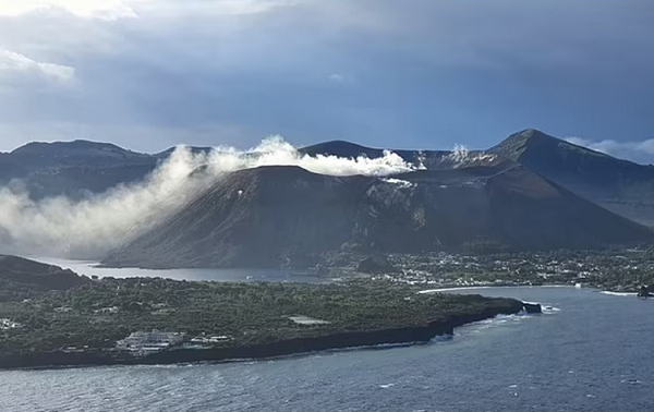 Từ ngày 22/11, các nhà chức trách đã đề nghị khoảng 300 người trên đảo Vulcano phải tìm chỗ khác để ngủ qua đêm từ 23h hôm trước đến 6h sáng hôm sau.