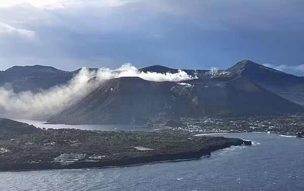 Từ ngày 22/11, các nhà chức trách đã đề nghị khoảng 300 người trên đảo Vulcano phải tìm chỗ khác để ngủ qua đêm từ 23h hôm trước đến 6h sáng hôm sau.