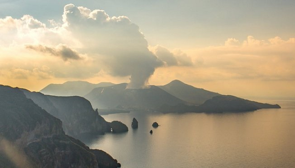 Nguyên nhân là do khí thoát ra từ miệng núi lửa, các lỗ trên lòng đất và làm ấm biển quanh đảo. Nhưng nồng độ CO2 đã tăng mạnh gấp 5 lần bình thường đồng nghĩa với việc oxy trong không khí giảm đi.