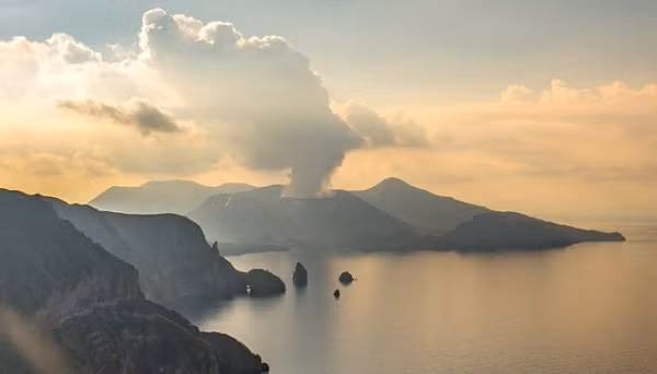 Nguyên nhân là do khí thoát ra từ miệng núi lửa, các lỗ trên lòng đất và làm ấm biển quanh đảo. Nhưng nồng độ CO2 đã tăng mạnh gấp 5 lần bình thường đồng nghĩa với việc oxy trong không khí giảm đi.