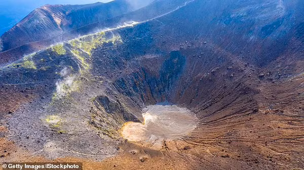 Thị trưởng đảo Vulcano Marco Giorgianni đã ra lệnh sơ tán khu vực cảng biển và thiết lập một “khu vực đỏ” nơi người dân không được lưu trú trong khoảng thời gian từ 11 giờ tối đến 6 giờ sáng. Thị trưởng Marco Giorgianni nói: “Việc ngủ vô thức sẽ khiến người dân không thể phát hiện được rủi ro”.