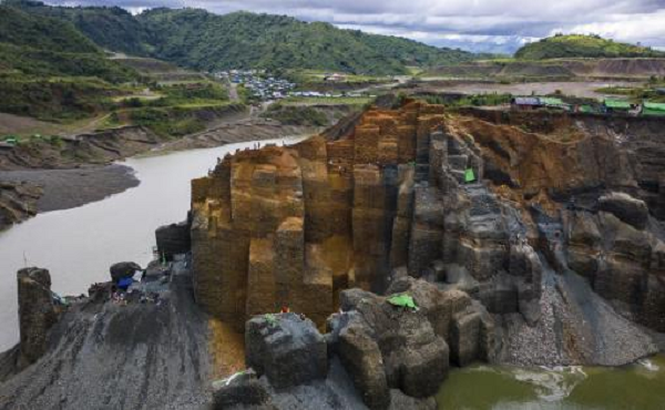 Phỉ thúy là một loại ngọc quý hiếm và đắt đỏ được nhiều người yêu thích. Đến những nhân vật lừng lẫy lịch sử như Từ Hi thái hậu vô cùng ưa thích và khao khát loại đá quý này.