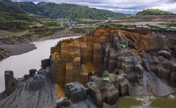 Phỉ thúy là một loại ngọc quý hiếm và đắt đỏ được nhiều người yêu thích. Đến những nhân vật lừng lẫy lịch sử như Từ Hi thái hậu vô cùng ưa thích và khao khát loại đá quý này.