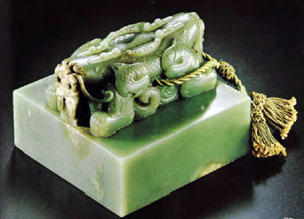 Để hình thành nên loại ngọc quý này, cần có nhiệt độ cao và áp suất thấp, vùng đất và đá nguyên sinh phải có hàm lượng Crom cao và sắt thấp.