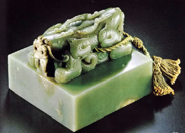 Để hình thành nên loại ngọc quý này, cần có nhiệt độ cao và áp suất thấp, vùng đất và đá nguyên sinh phải có hàm lượng Crom cao và sắt thấp.