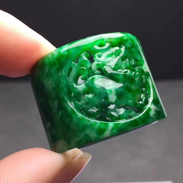 Sau đó còn phải trải qua quá trình tinh chế chất lỏng thủy nhiệt trong chuyển động địa chất của vỏ Trái Đất. Ngoài ra, tình hình địa chất của khu vực đó còn phải tương đối ổn định để tránh làm vỡ ngọc.