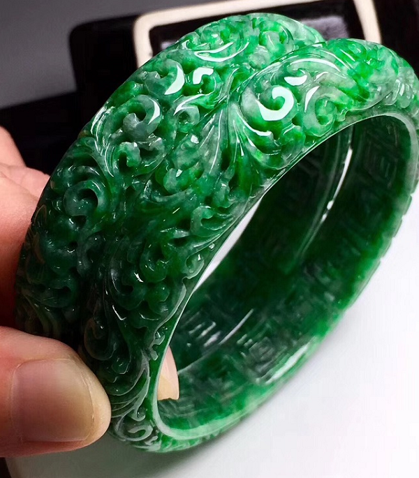 Do độ quý hiếm và giá trị của ngọc phỉ thúy, sông Ô Vưu đã bị náo loạn bởi người dân trong vùng và cả những người ở nơi khác lũ lượt kéo tới nhặt đá mong đổi đời.