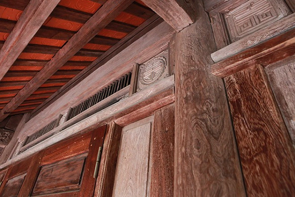 Gỗ sưa đỏ có tính trơ cứng, độ bền về cơ học tương đương với gỗ đinh, lim…tuy nhiên lại dẻo và dai hơn nhiều so với các loại gỗ quý khác.