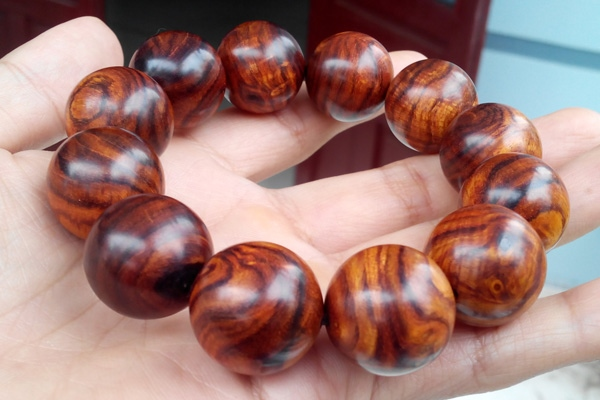 Gỗ sưa đỏ có nhiều tinh dầu nên chống ẩm tốt và cũng ngăn cản mối mọt xâm hại. Giới nhà giàu Trung Quốc quan niệm rằng gỗ sưa là tượng trưng cho quyền lực, cho sự thịnh vượng và mang lại may mắn về sức khỏe và tài lộc cho người sở hữu.