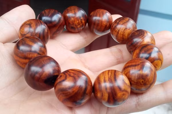 Gỗ sưa đỏ có nhiều tinh dầu nên chống ẩm tốt và cũng ngăn cản mối mọt xâm hại. Giới nhà giàu Trung Quốc quan niệm rằng gỗ sưa là tượng trưng cho quyền lực, cho sự thịnh vượng và mang lại may mắn về sức khỏe và tài lộc cho người sở hữu.