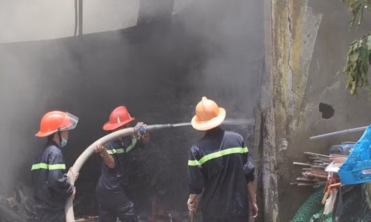 Do vựa ve chai chứa toàn phế liệu bằng nhựa, mũ… dễ cháy nên khói độc tỏa ra mù mịt gây ngạt gây khó khăn cho các chiến sĩ cảnh sát tiếp cận để khống chế đám cháy…. 