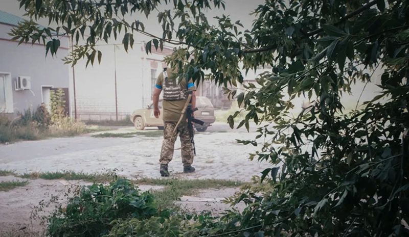 Trước đó, ngày 30/9, công dân Mỹ Stefan Hubbard, 72 tuổi, một người đàn ông về hưu, người đang bị xét xử ở Moscow với tội danh đánh thuê, đã thừa nhận trước tòa là tham gia các trận chiến cho Quân đội Ukraine. Anh phải đối mặt với án tù lên tới 15 năm. Ngày 26/9, Ủy ban Điều tra Liên bang Nga cho biết, 785 lính đánh thuê chiến đấu cho Quân đội Ukraine đã bị truy cứu trách nhiệm hình sự ở Nga. Ảnh: Kyiv Independent.