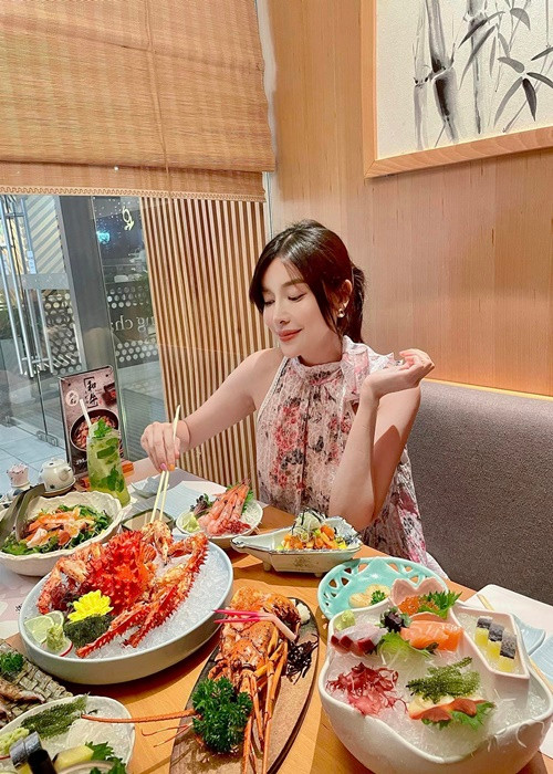 Nữ diễn viên từng bỏ ra khoảng 2 tỷ để sở hữu một chiếc xe hơi năm 2020, có bộ sưu tập túi xách và giày hiệu đắt đỏ. Ảnh: FBNV