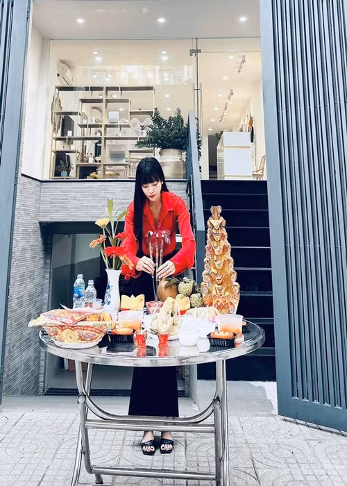 Cao Thái Hà ra mắt thương hiệu mỹ phẩm vào năm 2021. Ảnh: FBNV