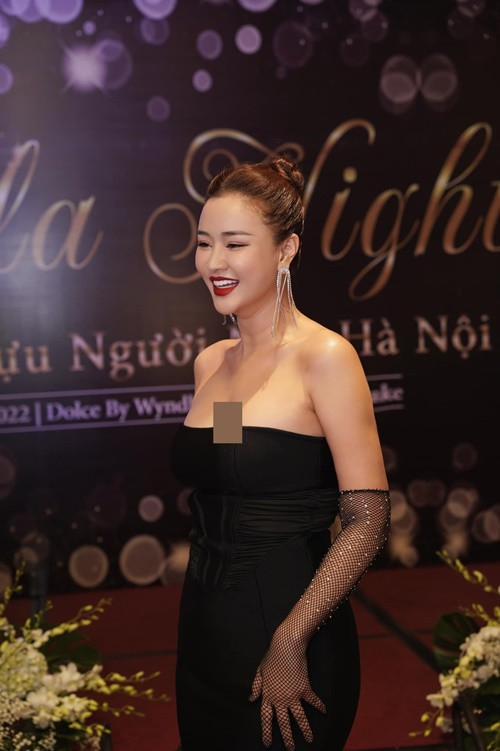 Maya bị liệt cơ mặt giống Hari Won.