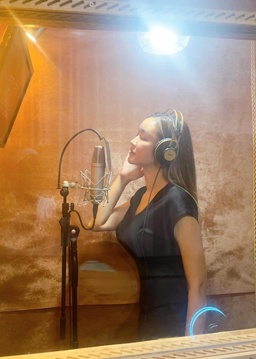 Nữ ca sĩ mong khán giả đón nhận giọng hát của mình.