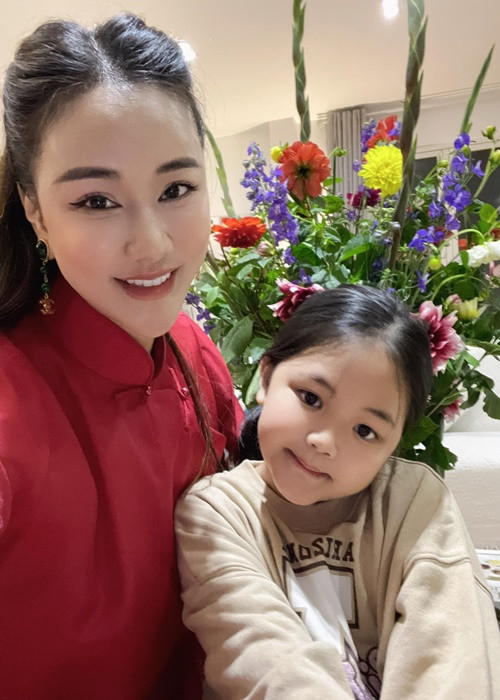 Con gái luôn là nguồn động lực để Maya vượt qua những khó khăn. "Thật sự, lúc cảm thấy buồn nhất, Maya chỉ dựa vào con gái. Nhiều lúc công việc hay những thứ xung quanh tác động khiến mình bận lòng, chỉ cần nghĩ đến việc con gái sắp đi học về, sẽ được nói chuyện với con thì cảm xúc tiêu cực sẽ biến mất. Maya không cần bất kỳ một người đàn ông nào giúp mình đứng vững, vì Maya tin những gì đã trải qua khiến mình mạnh mẽ và con gái là nguồn năng lượng mạnh hơn", nữ ca sĩ chia sẻ trong cuộc phỏng vấn với Phụ nữ Việt Nam.