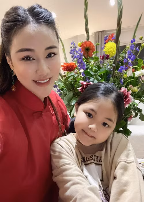 Con gái luôn là nguồn động lực để Maya vượt qua những khó khăn. "Thật sự, lúc cảm thấy buồn nhất, Maya chỉ dựa vào con gái. Nhiều lúc công việc hay những thứ xung quanh tác động khiến mình bận lòng, chỉ cần nghĩ đến việc con gái sắp đi học về, sẽ được nói chuyện với con thì cảm xúc tiêu cực sẽ biến mất. Maya không cần bất kỳ một người đàn ông nào giúp mình đứng vững, vì Maya tin những gì đã trải qua khiến mình mạnh mẽ và con gái là nguồn năng lượng mạnh hơn", nữ ca sĩ chia sẻ trong cuộc phỏng vấn với Phụ nữ Việt Nam.