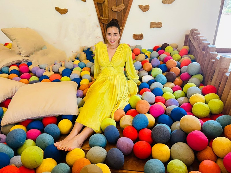 Maya cùng con gái và mẹ đẻ sống ở Hà Nội. Thi thoảng, người đẹp vào Sài Gòn làm việc.