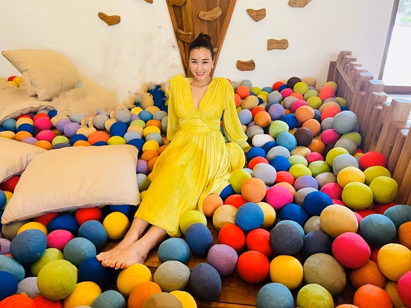 Maya cùng con gái và mẹ đẻ sống ở Hà Nội. Thi thoảng, người đẹp vào Sài Gòn làm việc.