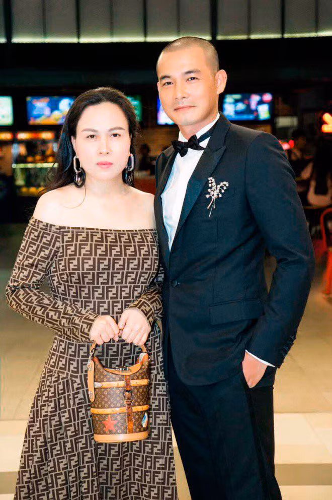 Sau khi đường ai nấy đi, Quách Ngọc Ngoan vẫn thường xuyên theo dõi và cập nhật hình ảnh của cả con riêng lẫn con chung. Anh từng nhiều lần chia sẻ lại những khoảnh khắc 2 con gái riêng của Phượng Chanel đang vui chơi và luôn khẳng định anh “lời 3 cô con gái” trong quãng thời gian gắn bó với nữ đại gia.