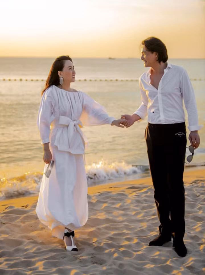 Quách Ngọc Ngoan đến với nữ đại gia Phượng Chanel và công khai hẹn hò vào năm 2015. Đến năm 2020, anh xác nhận đã đăng ký kết hôn, có con chung với Phượng Chanel.