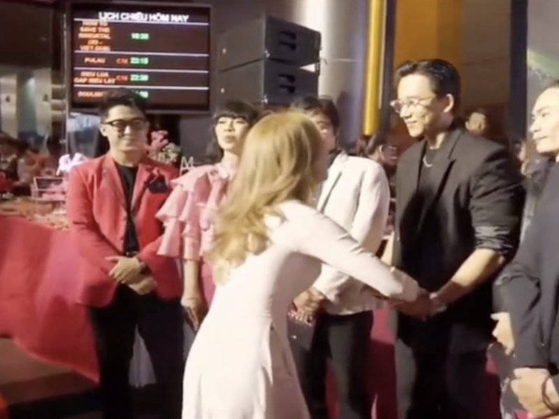 Tại buổi ra mắt phim, Mỹ Tâm thân thiết với Mai Tài Phến. Ảnh: Yan